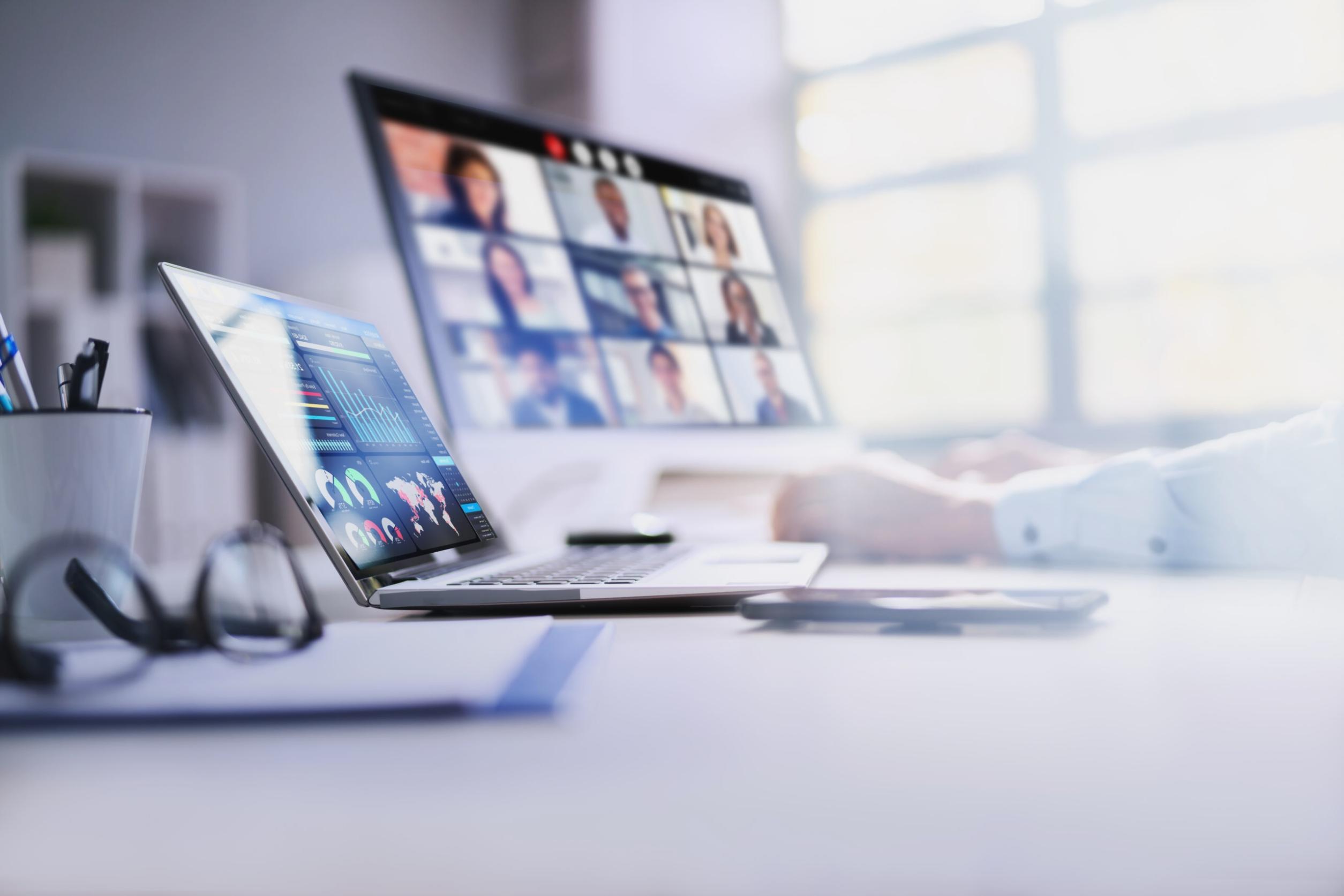 Lernende bei der Arbeit mit Finanzmaterialien